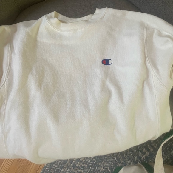 Champion reverse weave boyfriend crewneck! Size small and barely worn - Picture 2 of 5